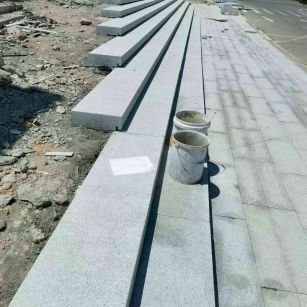 黄石 芝麻白整石台阶，施工现场