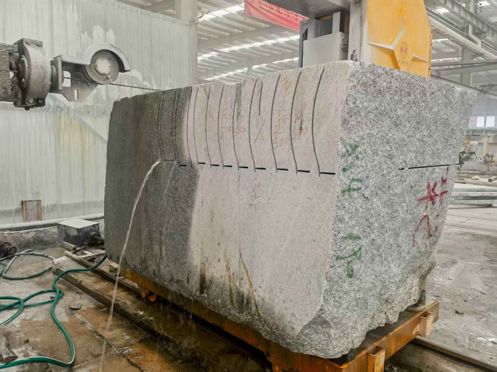 黄石 602，大花芙蓉白，绳锯加工弧形路沿石