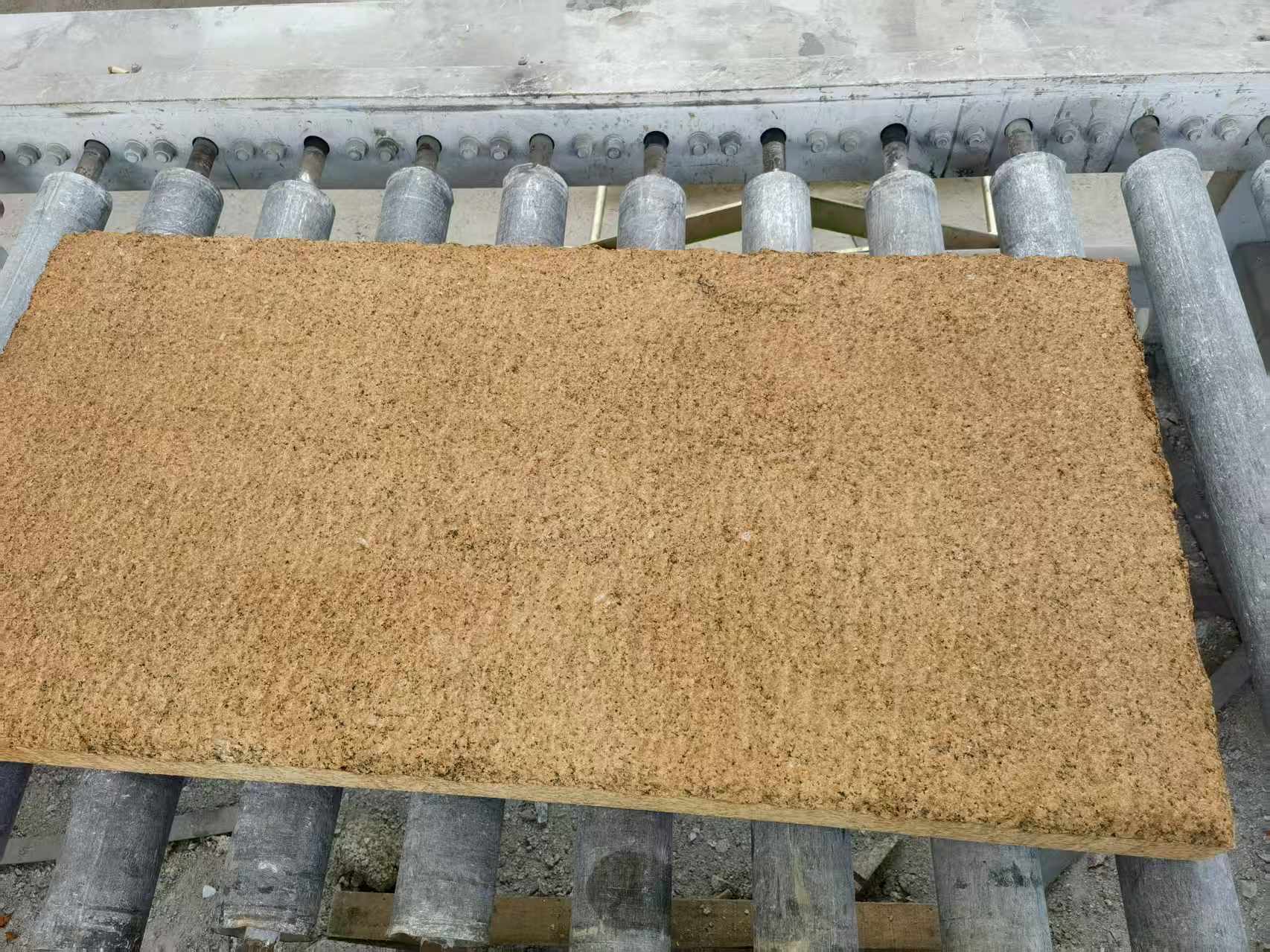 黄石 菠萝面老石板，做旧仿古石，流水线生产加工