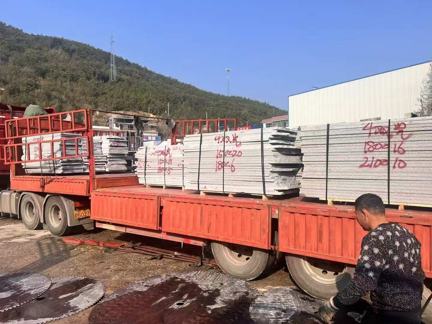 黄石 芝麻灰花岗岩光面毛板出货日常