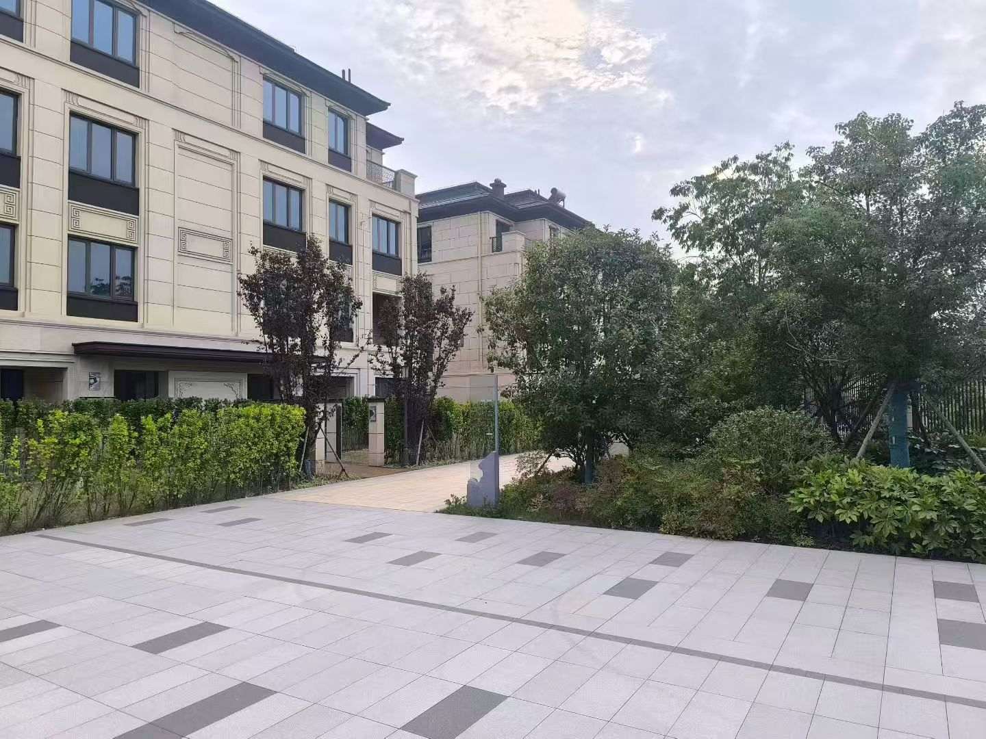 黄石 芝麻白与芝麻白搭配铺装，尺寸1200*600