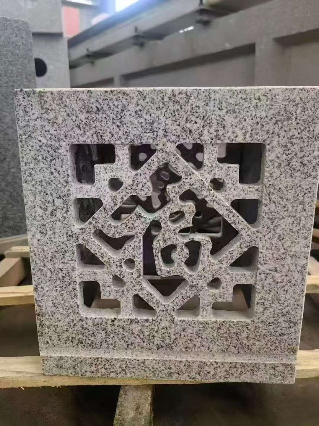 黄石 芝麻白花岗岩镂空雕花灯笼